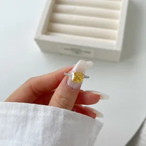 Macro di zircone giallo taglio cushion e anello in argento micro-pave sul dito