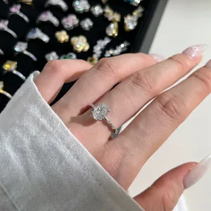 Lussuoso anello in argento S925 con diamante ovale e accenti micro-pave per eleganza