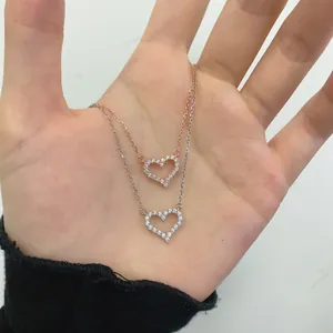 Gros plan de colliers cœur en argent sterling S925 en finitions or rose et argent