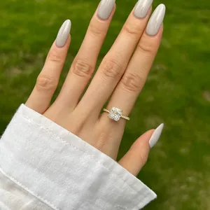 Bague élégante en argent S925 doré avec zircon carré sur la main d'une femme chic