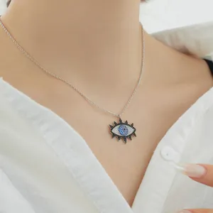 Élégant collier mauvais œil en argent S925 avec zircons porté par un mannequin femme