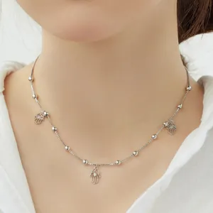 Détail du collier Main de Fatma en argent 925 avec zircons porté sur le cou d'un mannequin
