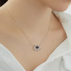 Élégant collier œil porte-bonheur en argent S925 et zircon bleu sur une femme