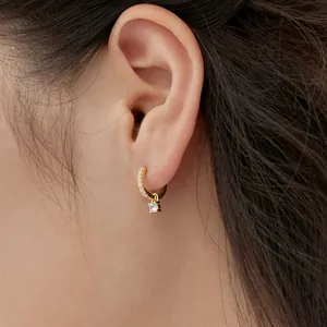 Boucle d'oreille élégante en argent S925 plaqué or avec pendentif en zircon brillant