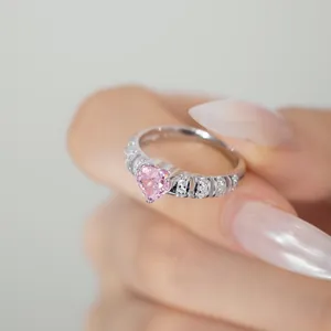 Funkelnder S925 Sterlingsilber Ring mit herzförmigem rosa Zirkon und feiner Eiskristall-Pavé