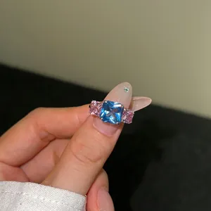 Elegante anillo de plata S925 con grandes circonitas cuadradas azules y rosas
