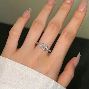 Elegante S925 sterling zilveren ring met vierkante zirkoonsteen op de vinger