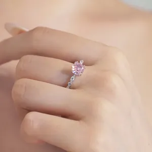 S925 sterling zilveren ring met vierkante roze zirkonia gedragen aan de vinger
