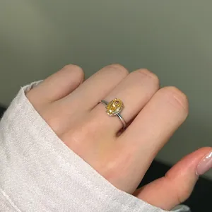 Anello in argento 925 con zircone giallo ovale indossato per uno stile di lusso