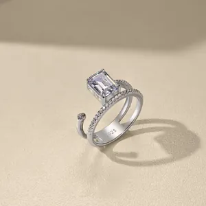 Vue macro d'une bague double en argent S925 avec zircon émeraude et pavé de cristaux