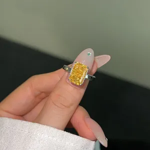 Dettaglio anello in argento s925 con zircone giallo taglio radiant e brillantezza