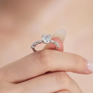 Macro-detail van een S925 zilveren ring met kussengeslepen roze zirkoon en zijsteentjes