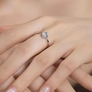 Primer plano de anillo en V de plata 925 con circonita brillante de corte redondo