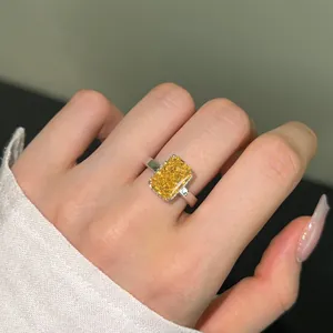 Vista macro dell'anello con gemma gialla taglio Radiant su una mano femminile