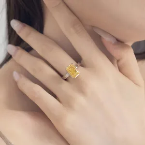 Elegante S925 sterling zilveren ring met een grote geel geslepen stralende zirkonia steen
