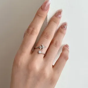 Detailopname van een elegante S925 sterling zilveren vliegtuigring met zirkonia-inlay