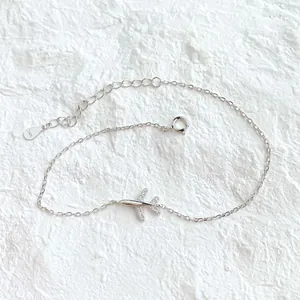 Dettaglio del bracciale aereo in argento S925 con fini pietre di zircone incastonate