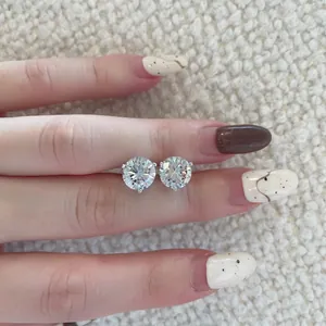 Elegante S925 sterling zilveren oorknopjes met 3-poot ronde zirkonia steentjes