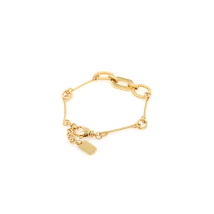 Detalle de pulsera bañada en oro 18K con eslabones geométricos y colgante Good Luck