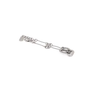 Vista macro de una pulsera de plata con cadena de serpiente y detalles de eslabones anillados