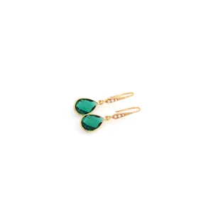 Orecchini a goccia placcati oro 18K con pietra verde smeraldo e micro perle