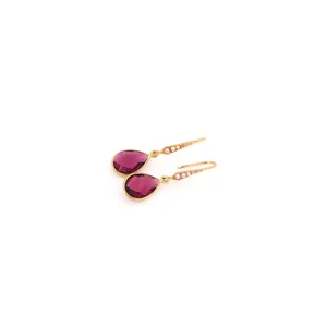 Orecchini a goccia placcati oro 18K con zircone magenta e tre mini perle bianche