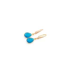 Dettaglio orecchini a goccia placcati oro 18K con pietre blu e piccole perle