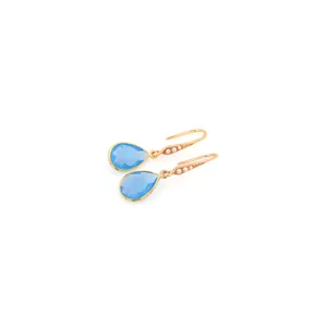 Dettaglio di orecchini a goccia con cristallo blu, ganci placcati oro 18K e piccole perle