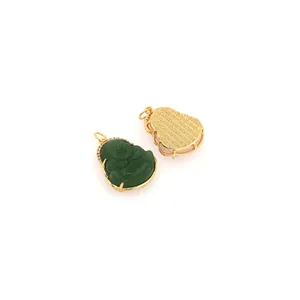 Colgante de Buda bañado en oro de 18K con piedra verde y circonitas micro-pavé en set