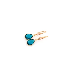 Dettaglio macro di orecchini a goccia placcati in oro 18K con pietre blu e micro perle