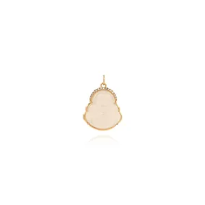Detalle del colgante de Buda bañado en oro de 18K con piedra verde y circonitas incrustadas