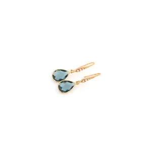Dettaglio di orecchini a goccia placcati oro 18K con cristallo blu e perline