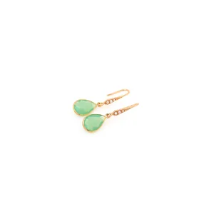 Dettaglio di orecchini a goccia placcati oro 18K con pietre sfaccettate verde chiaro