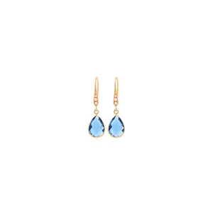 Dettaglio macro di orecchini a goccia placcati oro 18K con pietre blu e perle