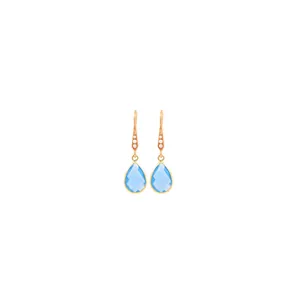 Dettaglio di orecchini a goccia placcati oro 18K con pietre blu e perle bianche sottili