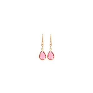 Dettaglio macro di orecchini placcati oro 18K con cristalli rosa e piccole perle