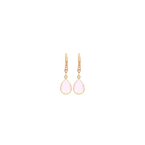 Dettaglio di orecchini a goccia in oro 18K con pietra rosa sfaccettata e perline bianche
