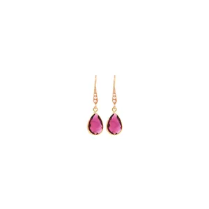 Dettaglio di orecchini a goccia placcati oro 18K con zircone rosso e piccole perle bianche