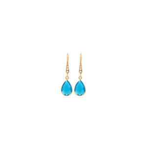 Dettaglio orecchini placcati oro 18K con gemma blu a goccia e tre piccole perle