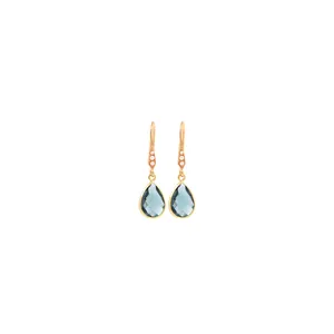 Dettaglio orecchini placcati oro 18K con perle e cristallo a goccia blu profondo