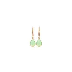 Dettaglio di orecchini a goccia placcati oro 18K con cristallo verde e piccole perle