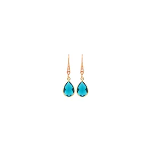 Dettaglio di orecchini a goccia placcati oro 18K con cristalli blu e perle eleganti