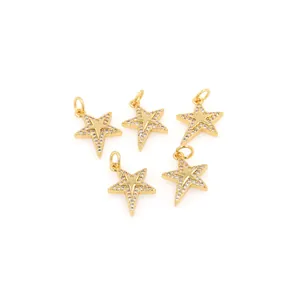 Vue détaillée de cinq pendentifs étoile dorés 18K avec sertissage micro-pave en zircone
