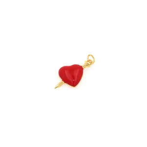 Macro van 18K vergulde rode emaille hartbedel met een pijlontwerp voor sieraden