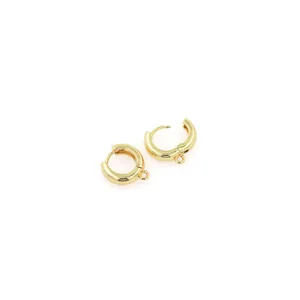 Détail de créoles dorées 18 carats avec anneau pour la création de bijoux DIY