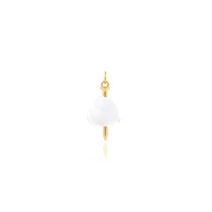 Detail van 18K vergulde hartvormige hanger met spijkerpijl voor het maken van sieraden