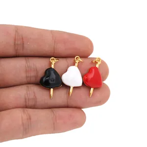 Detail van 18K vergulde emaille hartbedeltjes in zwart, wit en rood voor DIY-sieraden