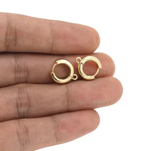 Détail de petites créoles plaquées or 18 carats avec anneau de suspension