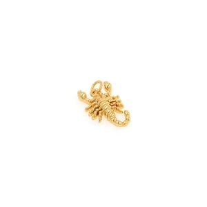 Detailaufnahme von 18K vergoldetem Skorpion-Anhänger mit Textur und Aufhängeschlaufe