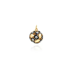 Détail macro du pendentif boule plaqué or 18K avec motifs émaillés d'oeil maléfique